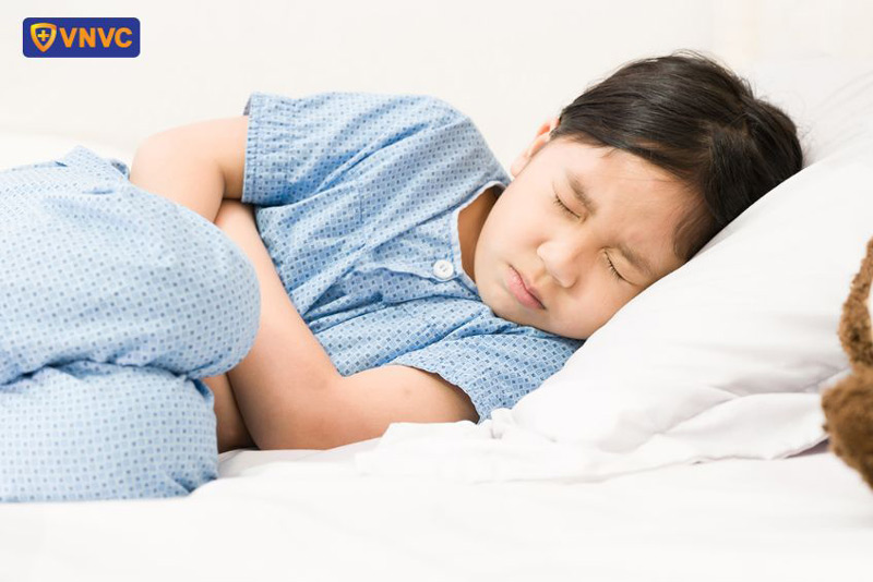 trẻ bị đi ngoài sau khi tiêm phòng