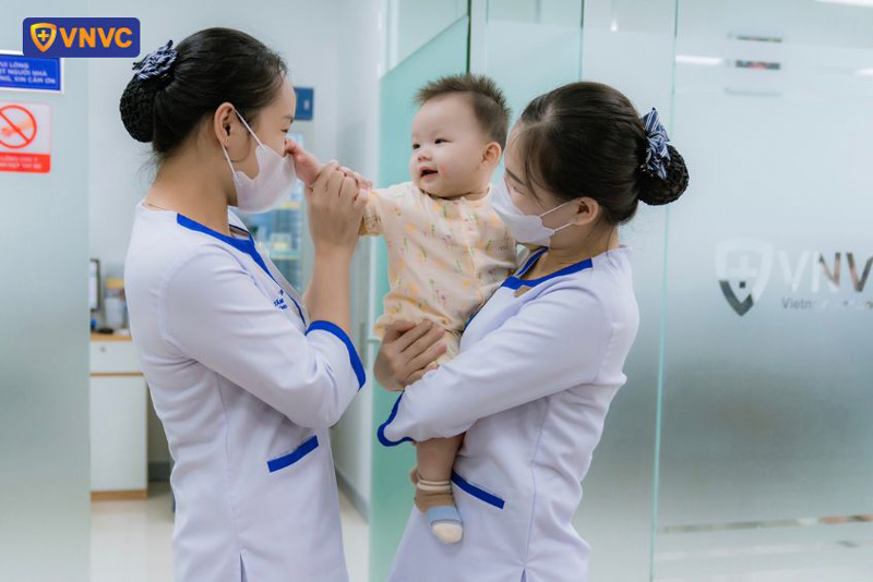 trẻ đi tiêm về có nên tắm không