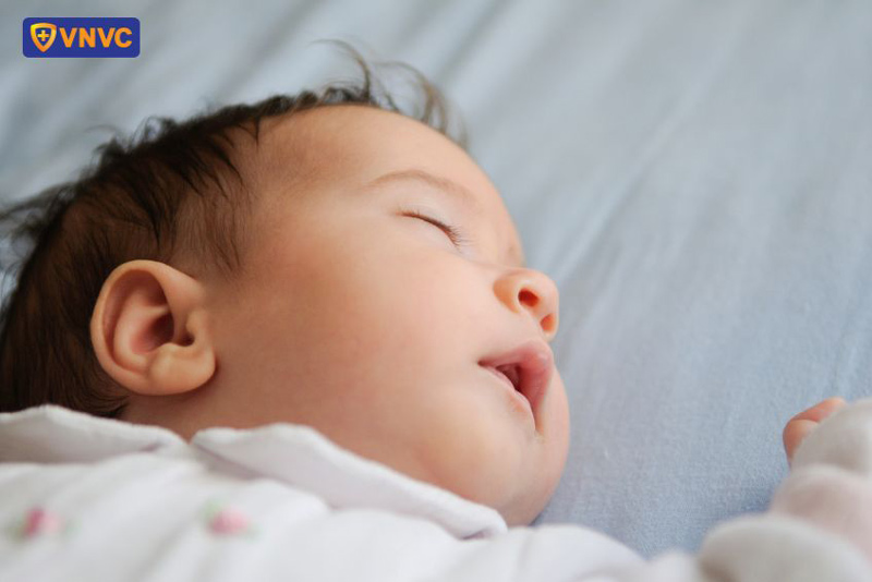 trẻ đi tiêm về ngủ nhiều