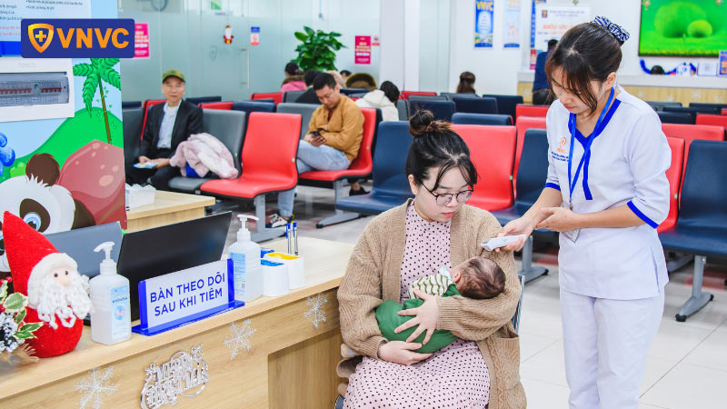 trẻ tiêm phòng xong có được uống kháng sinh