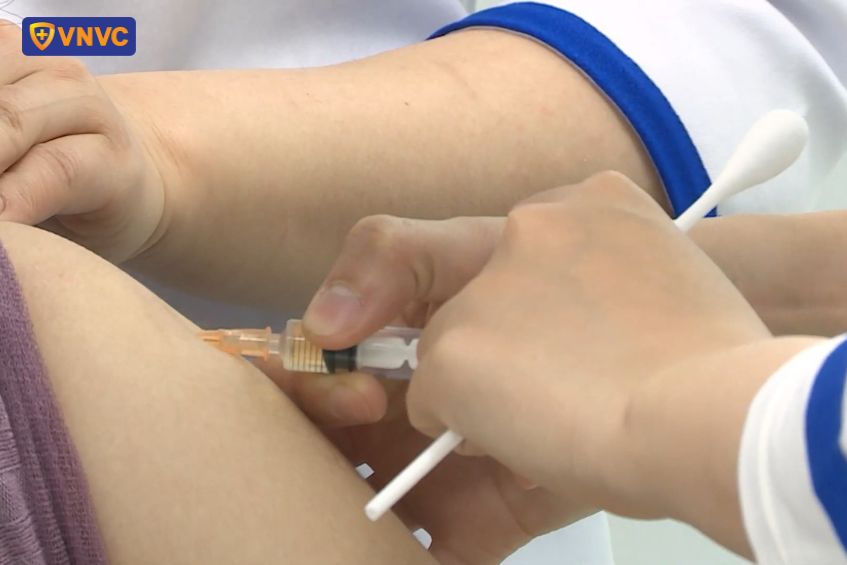 uống thuốc giun có tiêm phòng được không