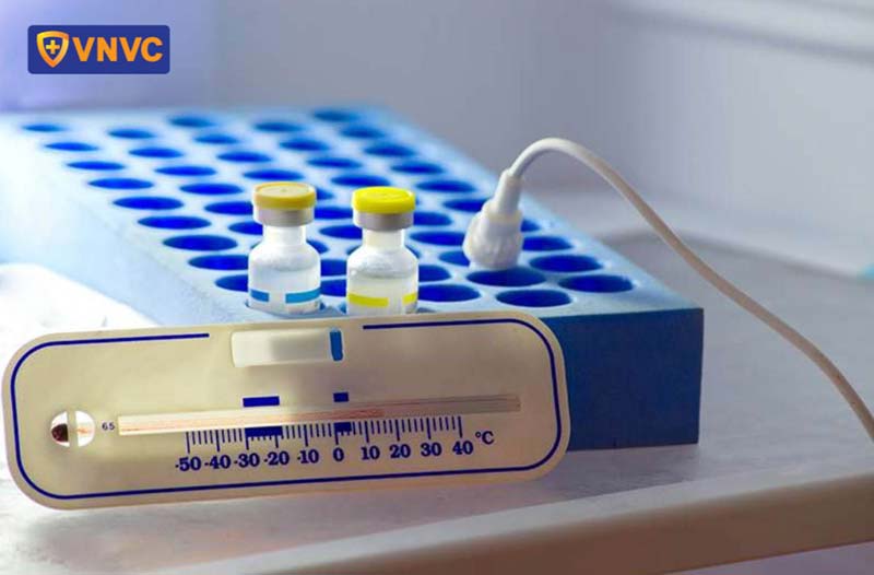 vắc xin đang được đo nhiệt độ