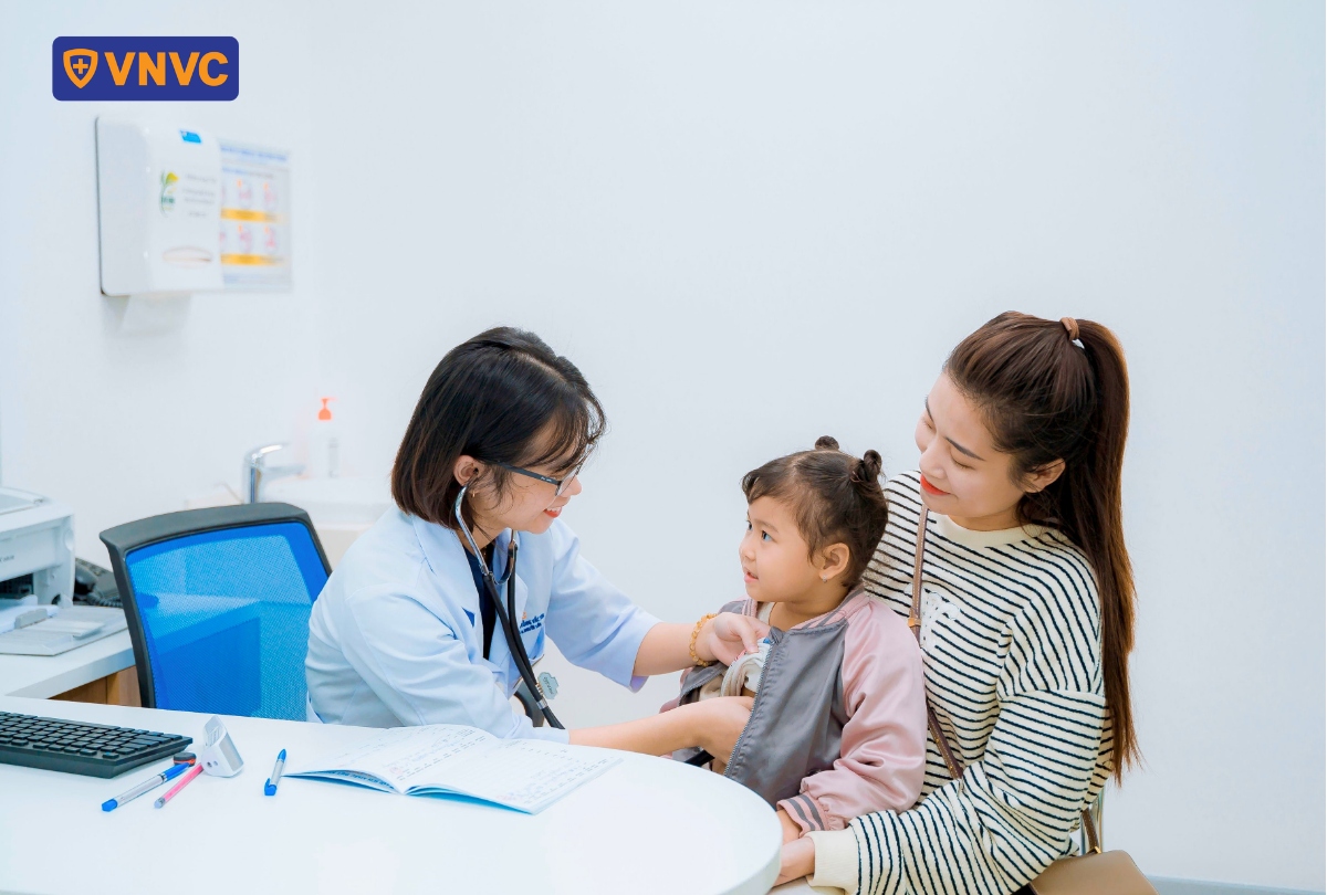 bác sĩ thăm khám cho trẻ trước khi tiêm