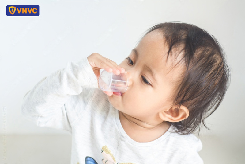 bé đang uống kháng sinh có tiêm phòng được không