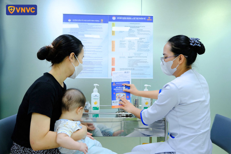 bé thở khò khè có nên chích ngừa không