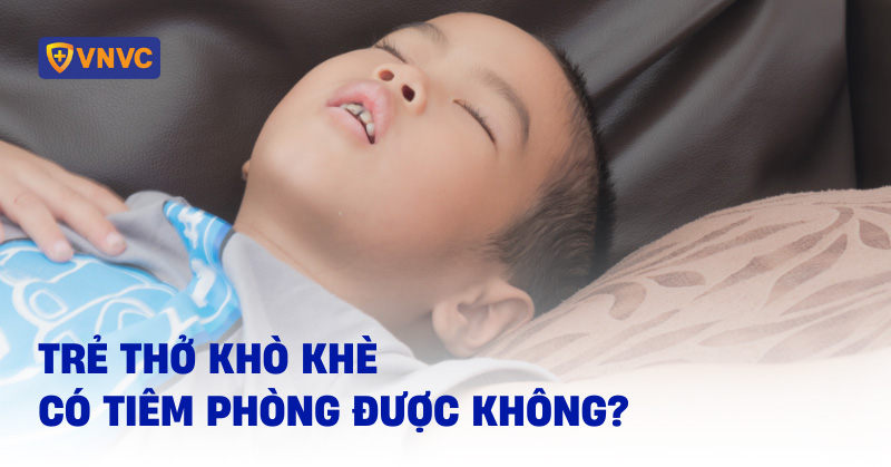 bé thở khò khè có tiêm phòng được không