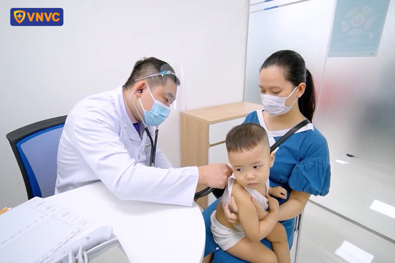 bé uống kháng sinh có tiêm phòng được không