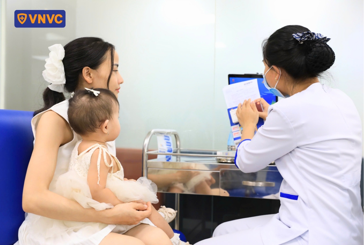 chủ động đưa trẻ đi tiêm vắc xin não mô cầu