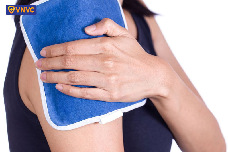 chườm mát lên vết tiêm