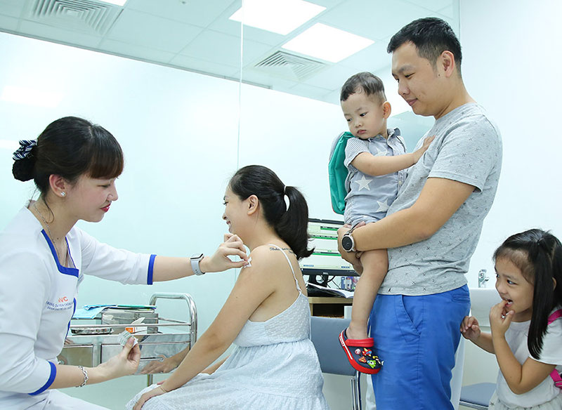 gia đình đi tiêm vaccine