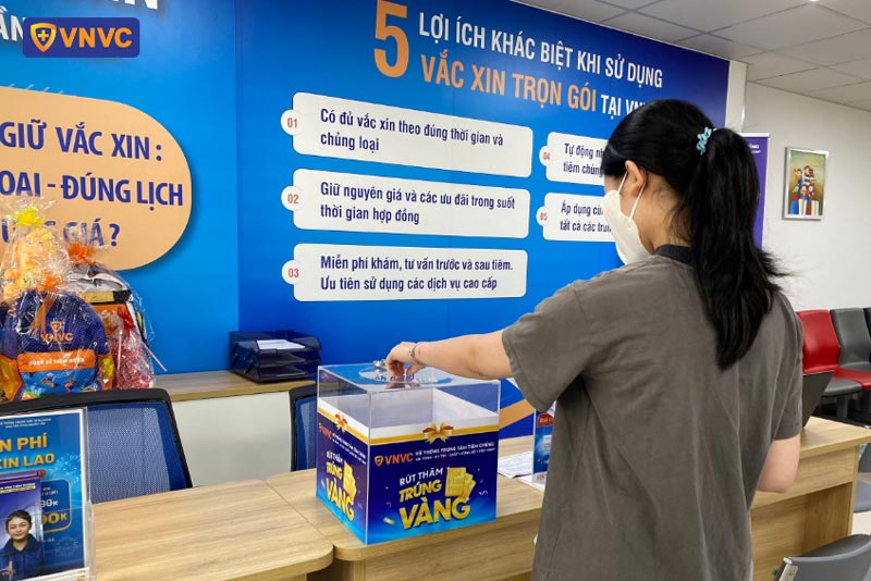 khách hàng bỏ phiếu rút thăm trúng thưởng