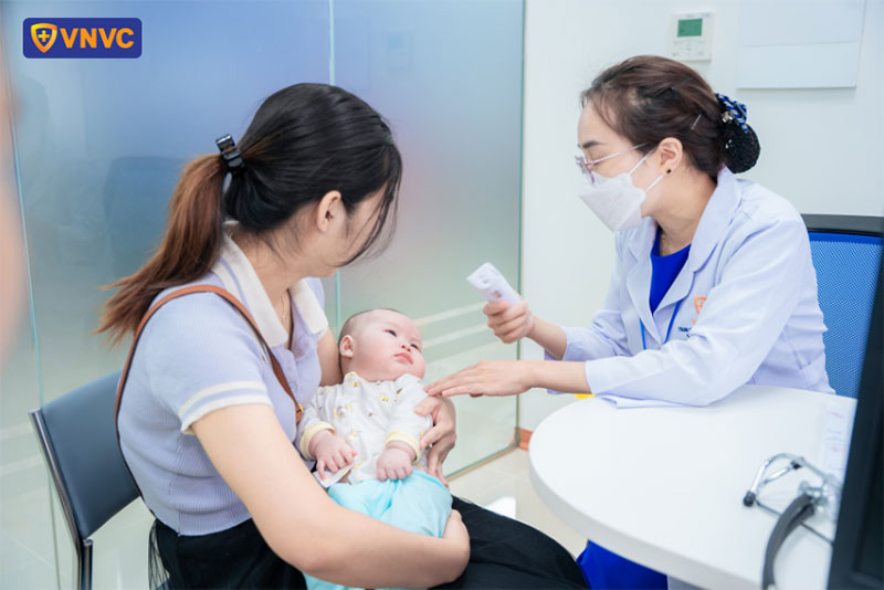 khám sàng lọc cho bé sơ sinh