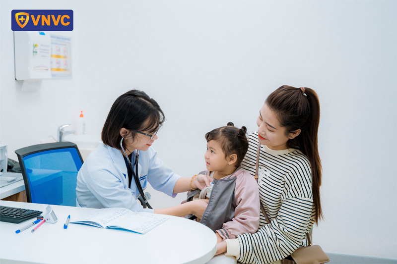 khám sàng lọc cho trẻ trước tiêm chủng