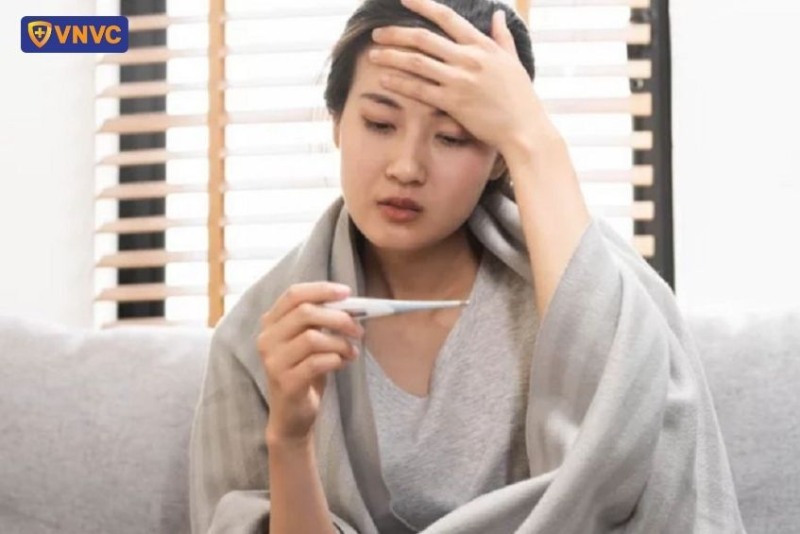 Người bị viêm họng thường sẽ có triệu chứng sốt