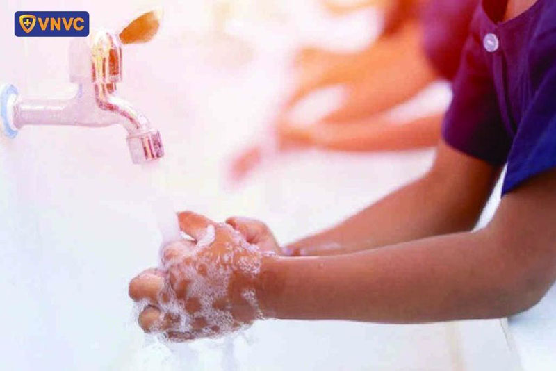 rửa tay dưới vòi nước