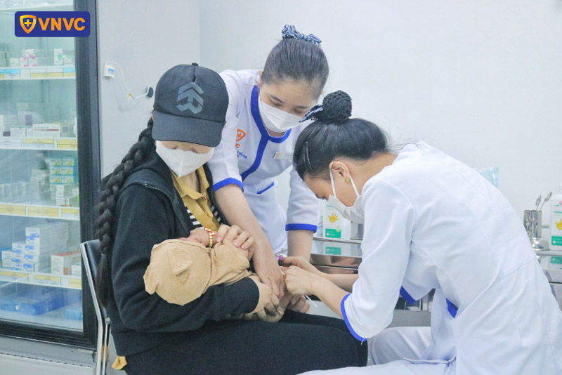 tiêm phòng cho trẻ