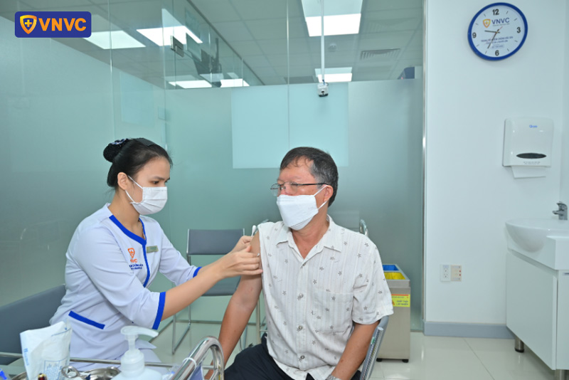 tiêm uốn ván cho người cao tuổi