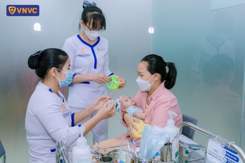 Tiêm vắc xin phòng bệnh bạch hầu