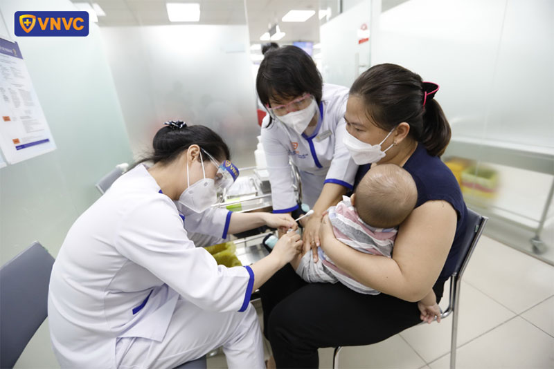 tiêm vắc xin sởi cho bé