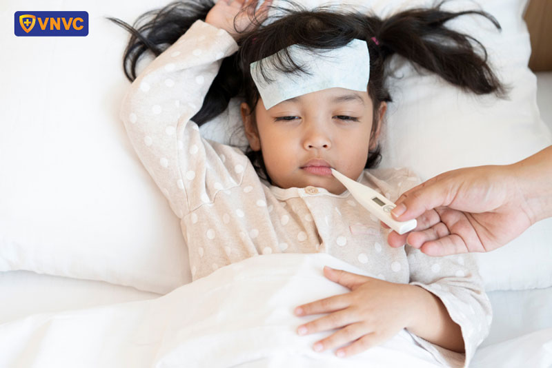 trẻ sốt cao sau tiêm