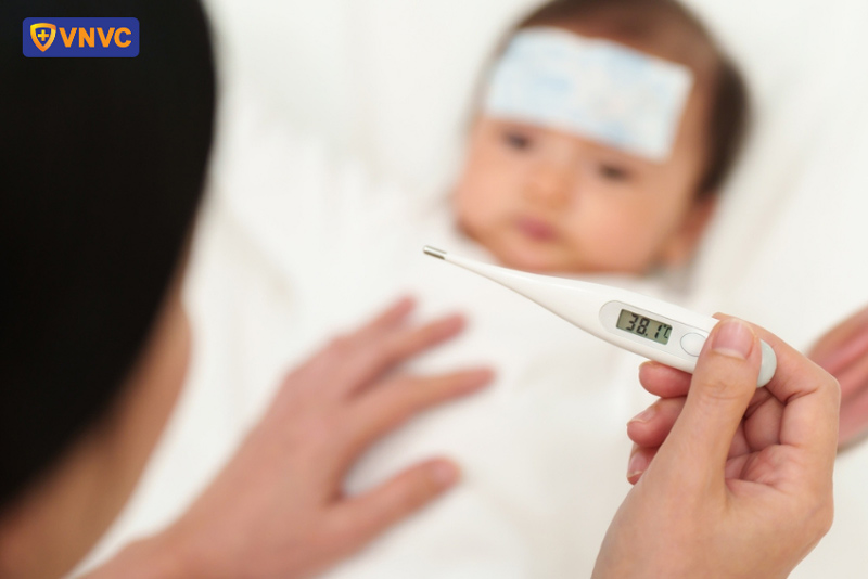 trẻ sốt nhẹ có tiêm phòng được không