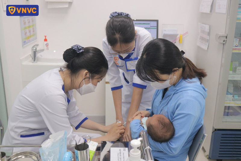 trẻ tiêm 6 trong 1 tại vnvc