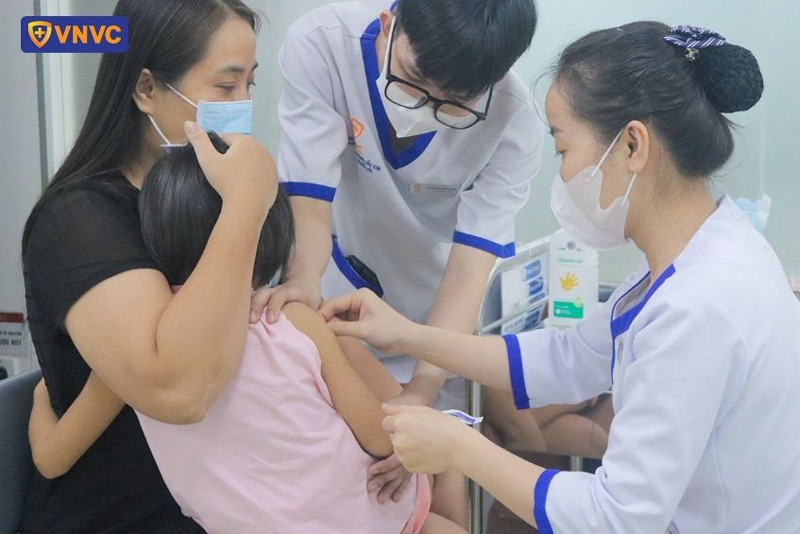 trẻ tiêm phòng vắc xin bạch hầu
