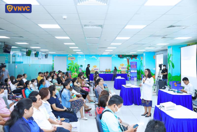 VNVC liên tục tổ chức các lớp tư vấn sức khỏe thai, sản