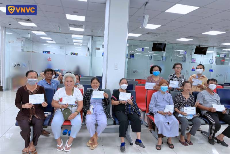 VNVC tổ chức tiêm vắc xin miễn phí cho những cô chú lớn tuổi