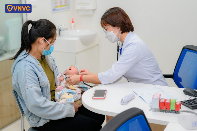 bác sĩ tư vấn chỉ định tiêm chủng