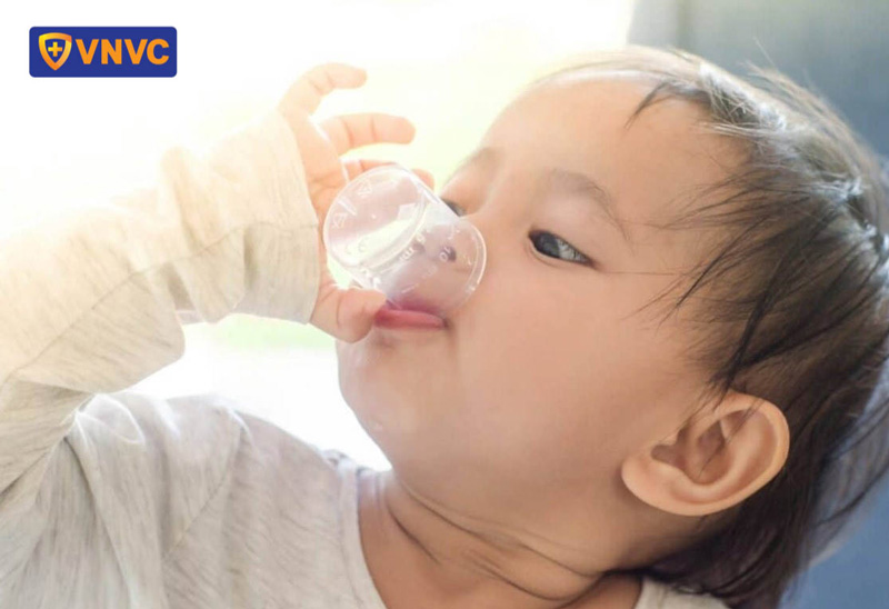 bé đang uống siro ho có tiêm phòng được không