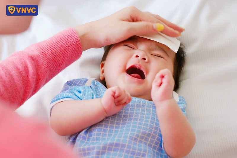 bé đang uống thuốc hạ sốt có chích ngừa được không