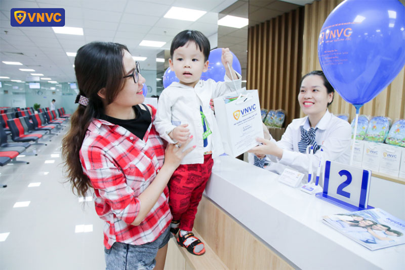 bé đi tiêm chủng được tặng quà