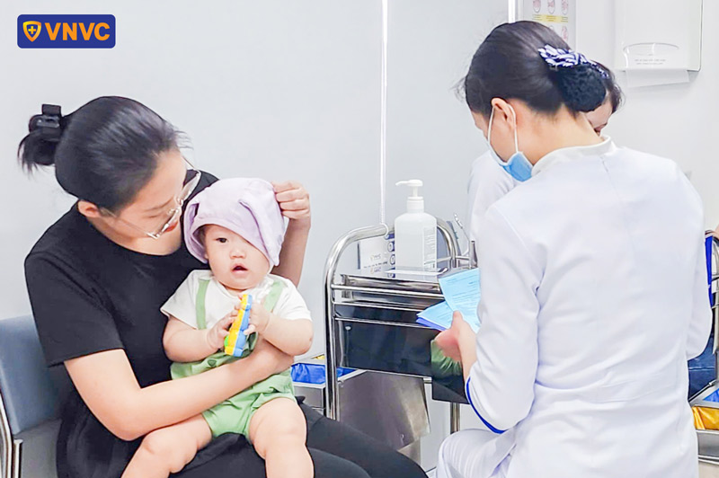bé tiêm chủng tại vnvc đà lạt