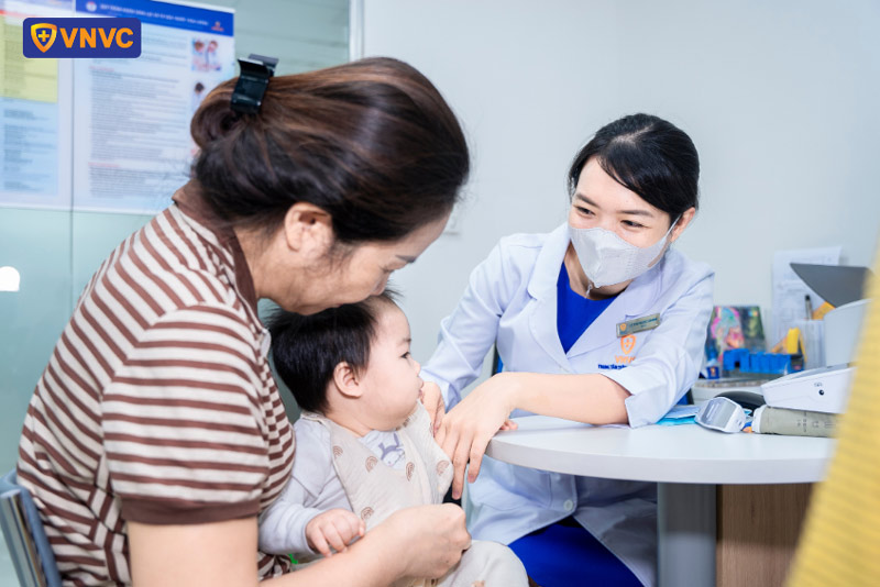 bé uống thuốc hạ sốt chích ngừa được không