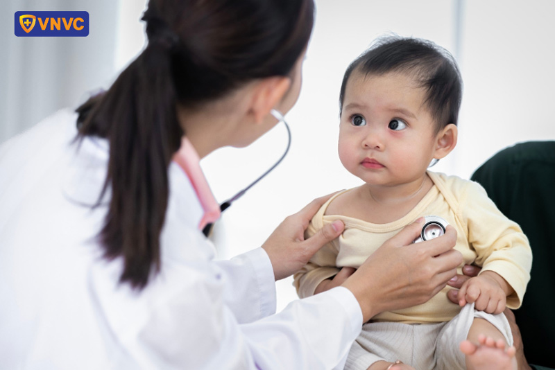 bé uống thuốc hạ sốt có tiêm phòng được không