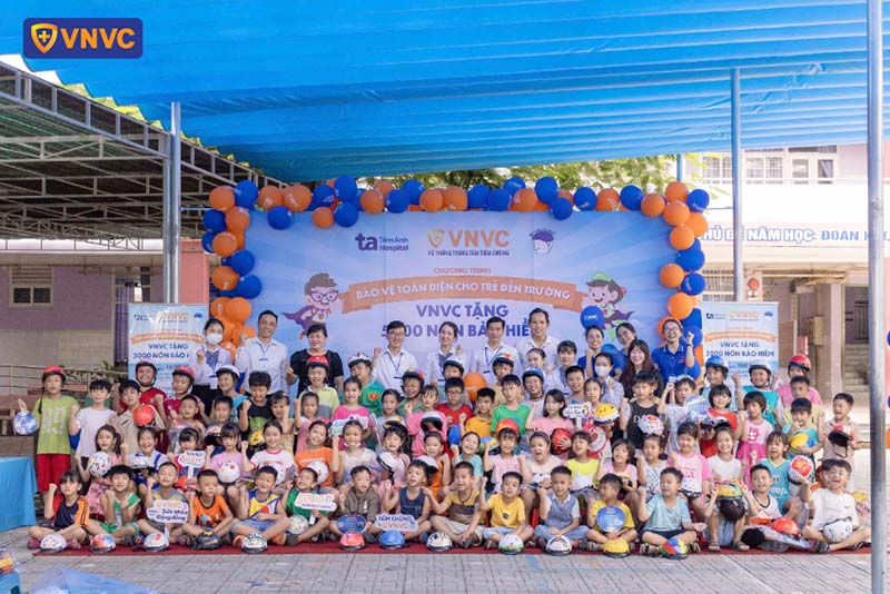 các bé chụp ảnh lưu niệm