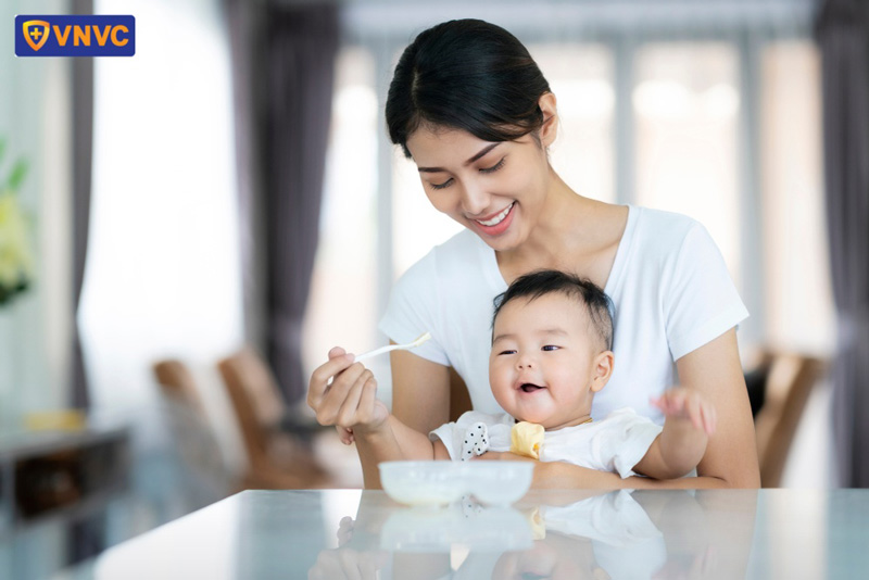 cho bé ăn trước khi tiêm phòng
