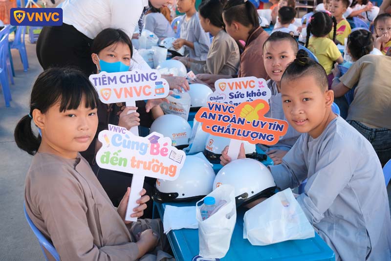 chú tiểu nhận nón bảo hiểm