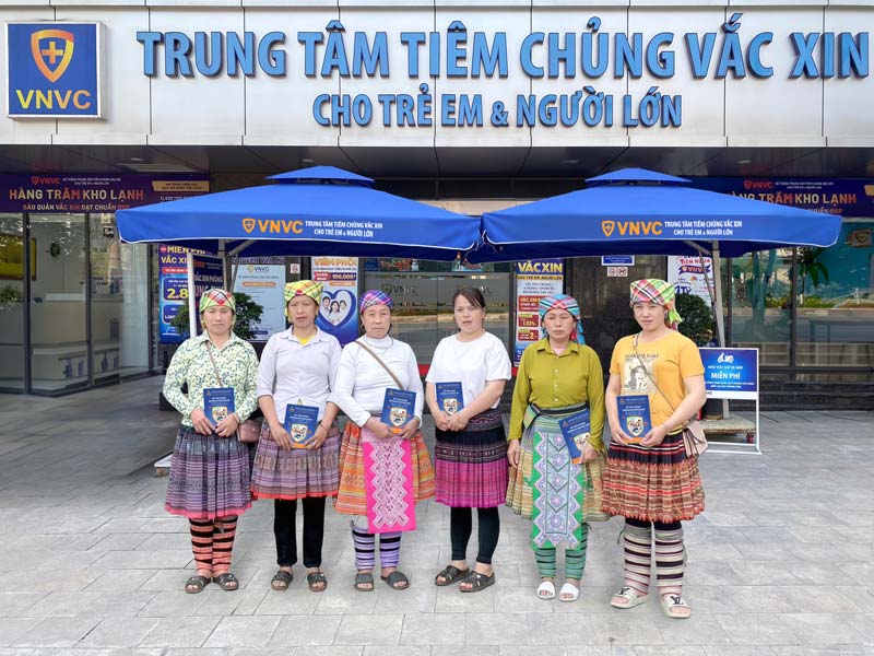 đồng bào dân tộc tiêm vắc xin