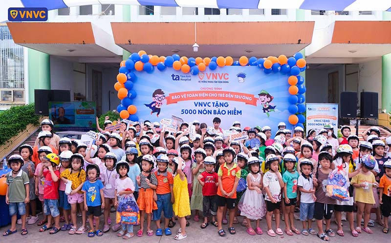 vnvc tặng nón bảo hiểm cho bé