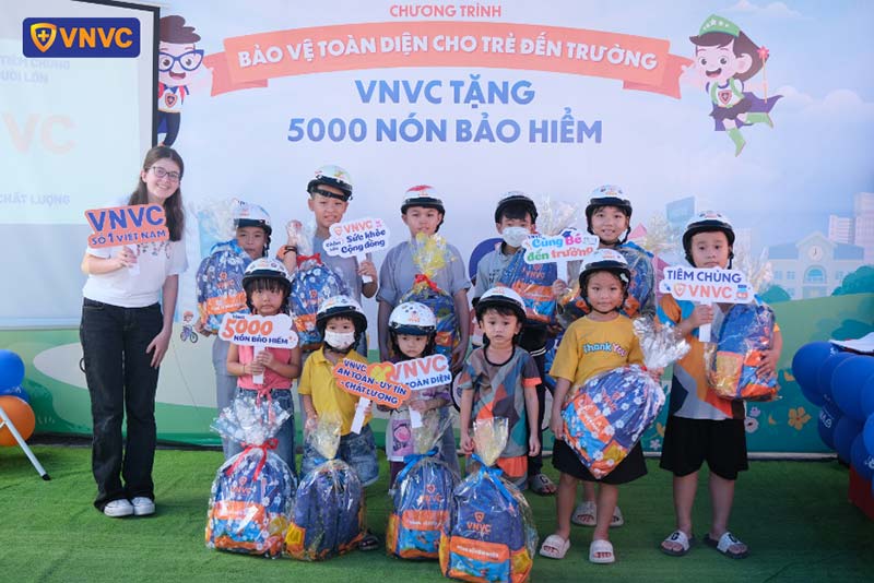 vnvc tặng nón bảo hiểm cho bé