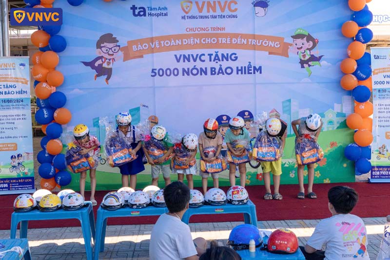 vnvc tặng nón bảo hiểm cho bé