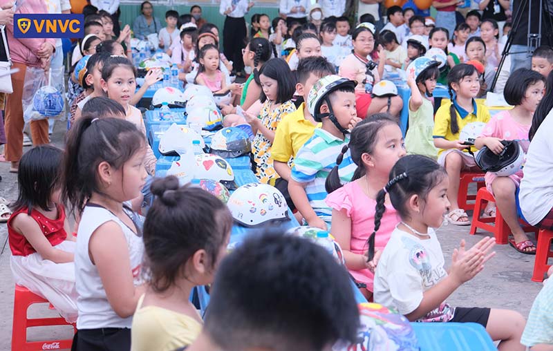 vnvc tặng nón bảo hiểm cho bé