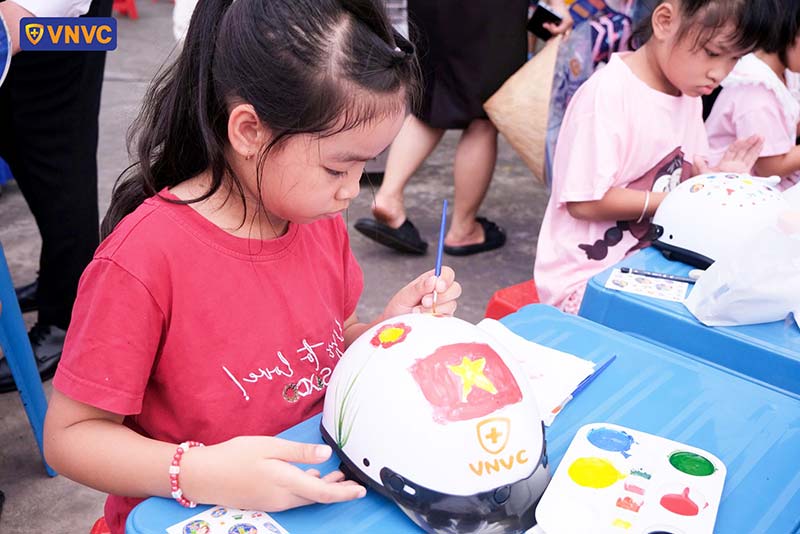 vnvc tặng nón bảo hiểm cho bé