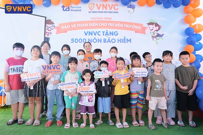 vnvc tặng nón bảo hiểm cho bé