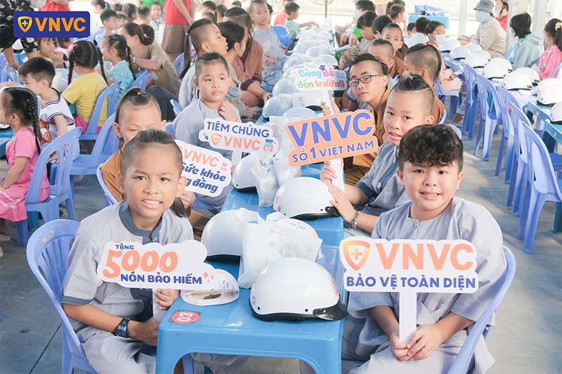vnvc tặng nón bảo hiểm cho bé