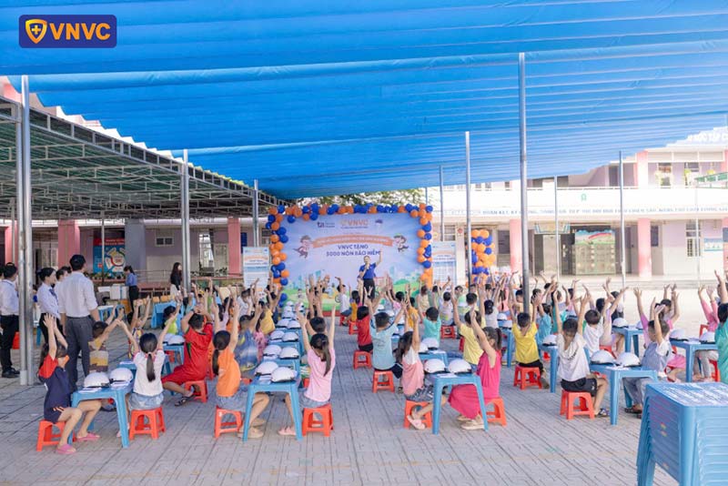 vnvc tặng nón bảo hiểm cho bé