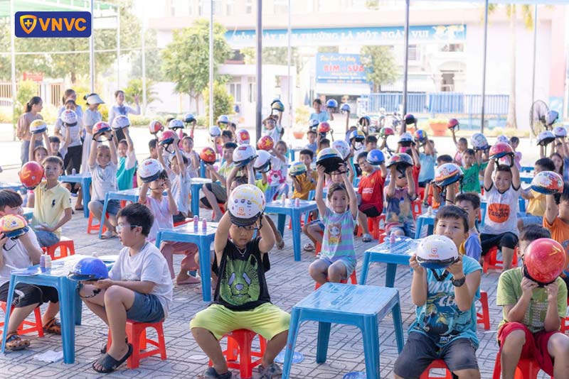 vnvc tặng nón bảo hiểm cho bé