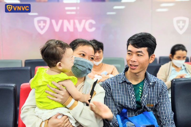 khách tiêm vắc xin trả góp không lãi suất